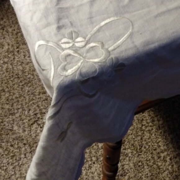 Vintage Small Linen Table Covering with Clover Basket Embroidered Embellishments - Picture 4 of 8